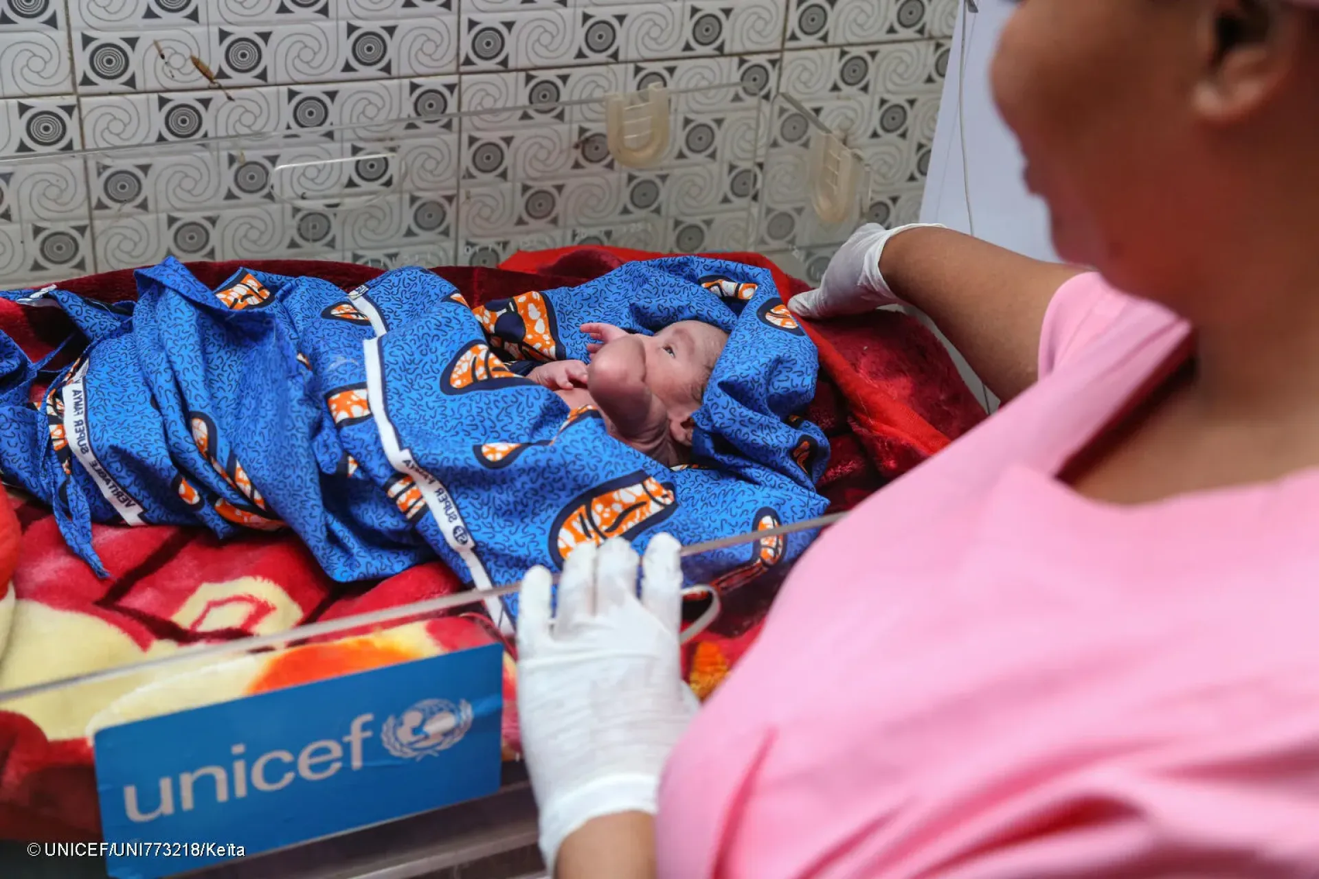Pinda Diarra, a midwife at the Referral Health Center (CSRef) in Kayes, positions a newborn under a heat lamp to ensure a stable body temperature. The equipment, provided by UNICEF, with financial support from The Church of Jesus Christ of Latter-day Saints, allows Pinda and her colleagues to provide high quality care to infants.