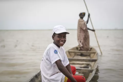  Alou Keïta crosses by canoe on the river to advocate for children rights to education