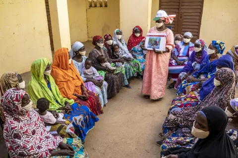 Dialiba Sy animatrice de l’ONG APDF anime un focus groupe avec les femmes du village de Gadiaba Kadiel. Avec sa boite à outils, elle sensibilise les filles et les femmes contre toute forme de violence, y compris les mariages d’enfants, les Mutilations Génitales Féminines (MGF) et autres pratiques néfastes dont elles sont victimes dans leur communauté afin d’apporter un changement de comportements. Village de Gadiaba kadiel, région de Kayes, Mali, novembre 2020.