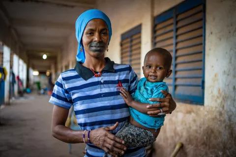 Altinè Bary avec son enfant Abdrahamane Bary (20 mois) sont des déplacés au centre Mabilé de Sogoniko. Elles ont fui la violence, le conflit et/ou l'insécurité alimentaire. Sur ce site, elles bénéficient de soutien multiforme de l’UNICEF et ses partenaires notamment la prise en charge de son enfant qui souffrait de malnutrition. Grace aux conseils nutritionnels qu’elle a réçu et la  Prise en charge de son enfant par le nouveau protocole simplifié, Abdrahamane se porte bien maintenant.