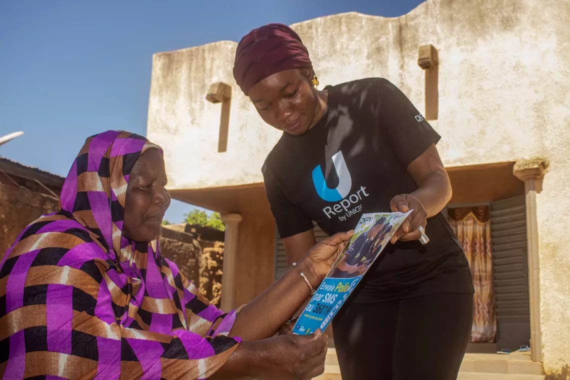 Djenebou Dram&eacute;, U-Reporter sensibilisant dans la famille de Mamou Coulibaly sur la polio dans un quartier de Sikasso