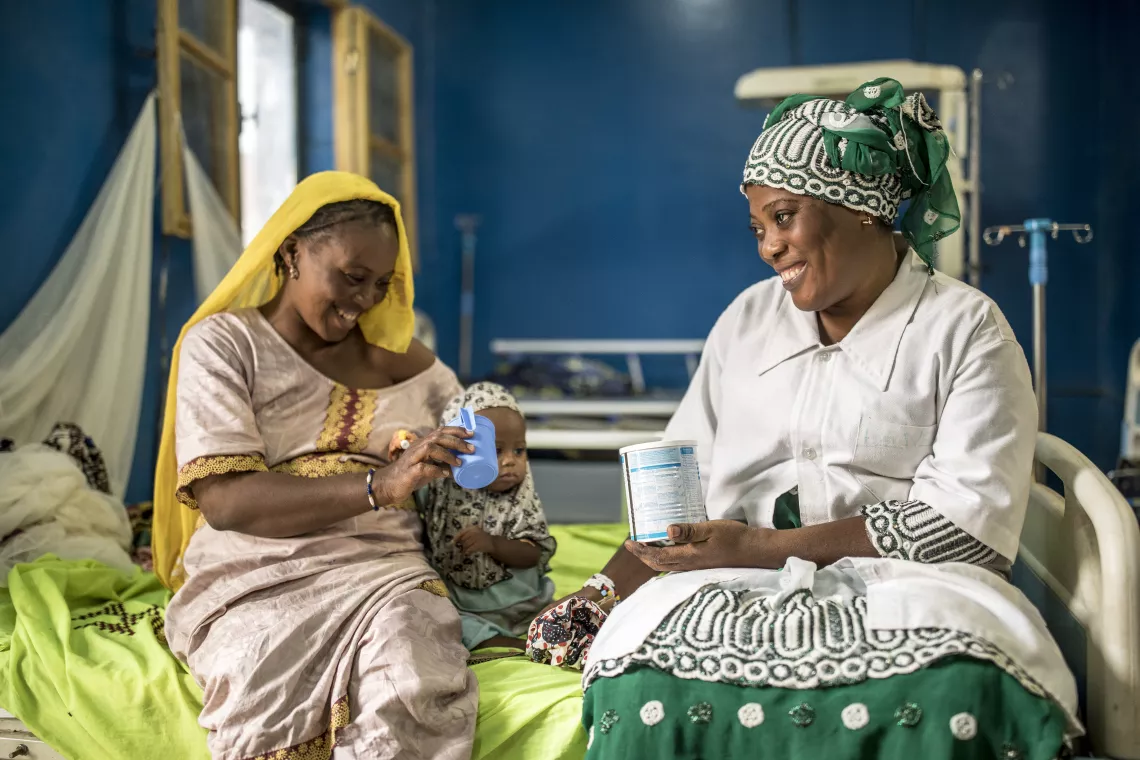 Moulidy Cissé, a nurse at the regional hospital of Timbuktu, on a hospital bed with Maya Ag Oumar, 12 months, and her mother Aminata Cissé, 20. After three days of therapeutic milk, two blood transfusions and medication to fight malaria, Maya has already gained half a kilo. “I’m very happy with the treatment here,” says Aminata. 