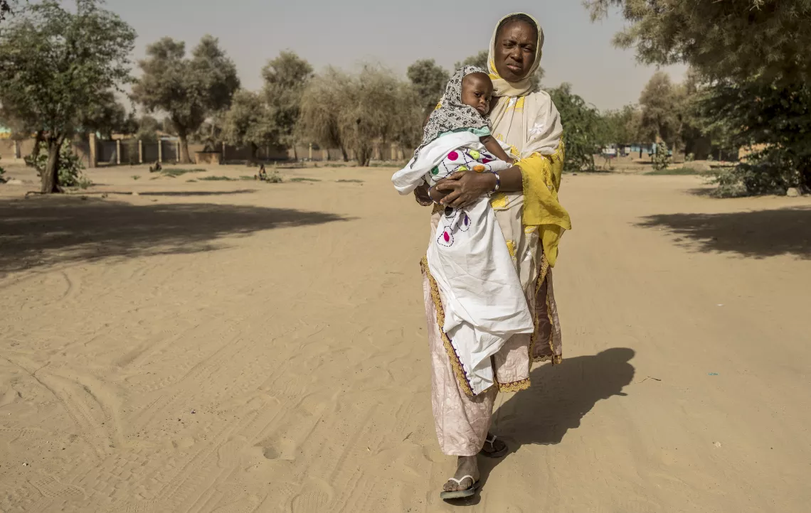 Aminata Cissé, 20, travelled 135 kilometers from their hometown to bring her daughter Maya Ag Oumar, 12 months, to the regional hospital in Timbuktu. Maya is suffering from severe acute malnutrition with medical complications (malaria and anemia). 