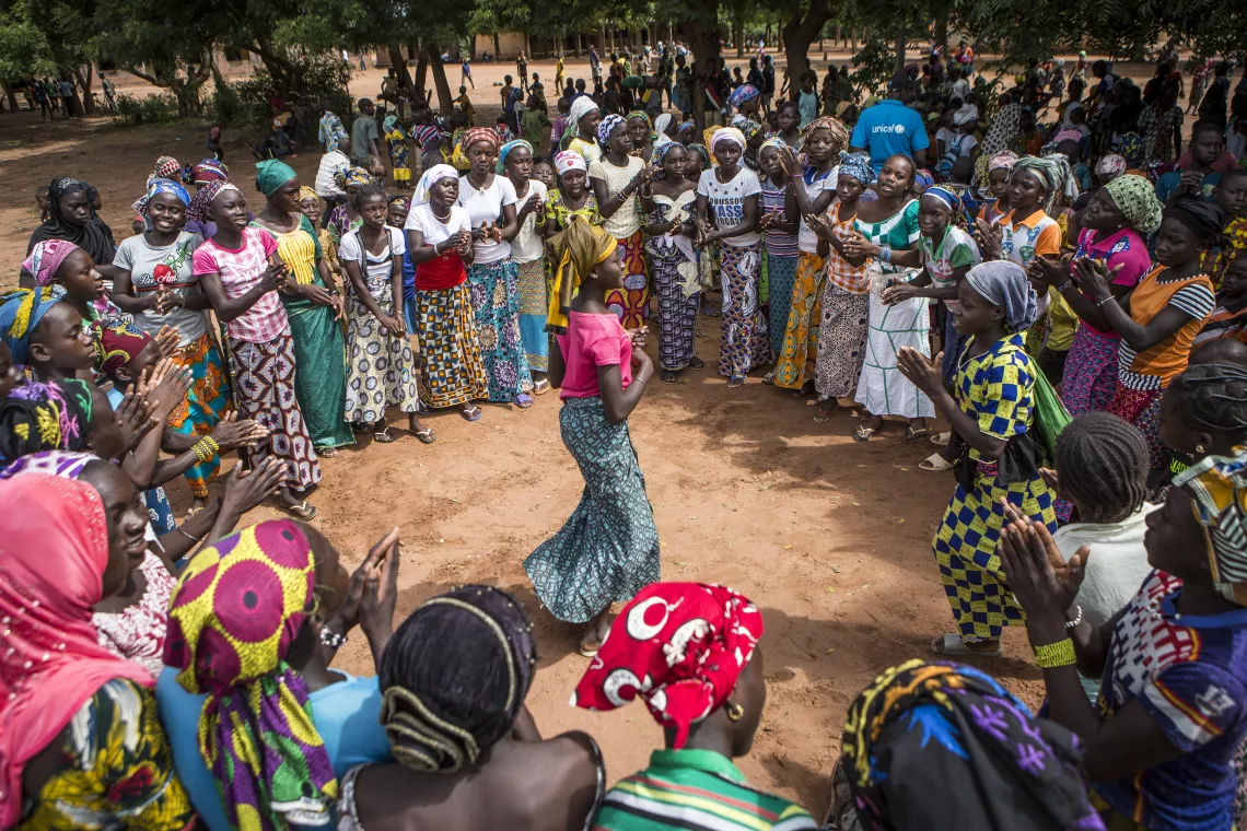 Dans le cadre des activit&eacute;s WASH, Mawa Berthe 12 ans, &eacute;l&egrave;ve en classe de 6&egrave;me ann&eacute;e &agrave; l&rsquo;&eacute;cole fondamentale de Sougoumba joue avec ses camarades pendant la recr&eacute;ation dans la cour de l&rsquo;&eacute;cole. Dans la commune rurale de Soungoumba, une vingtaine de villages ont adh&eacute;r&eacute; &agrave; une nouvelle approche dite de l&rsquo;Assainissement Total Pilot&eacute; par les communaut&eacute;s. Cette dynamique men&eacute;e par la communaut&eacute; a fait tache d&rsquo;huile et constitue un r&eacute;el espoir pour la survie et le d&eacute;veloppement de chaque enfant. Village de Soungoumba