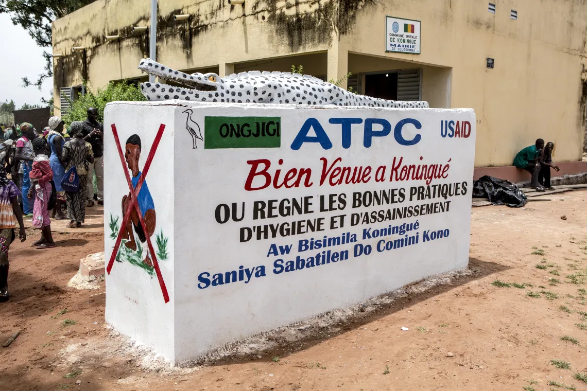 Le monument d&eacute;di&eacute; aux bonnes pratiques d&rsquo;hygi&egrave;nes install&eacute; devant la mairie du village Sougoumba. Village de Soungoumba, Commune rurale de Koningu&eacute;, r&eacute;gion de Sikasso, Mali, Octobre 2019.