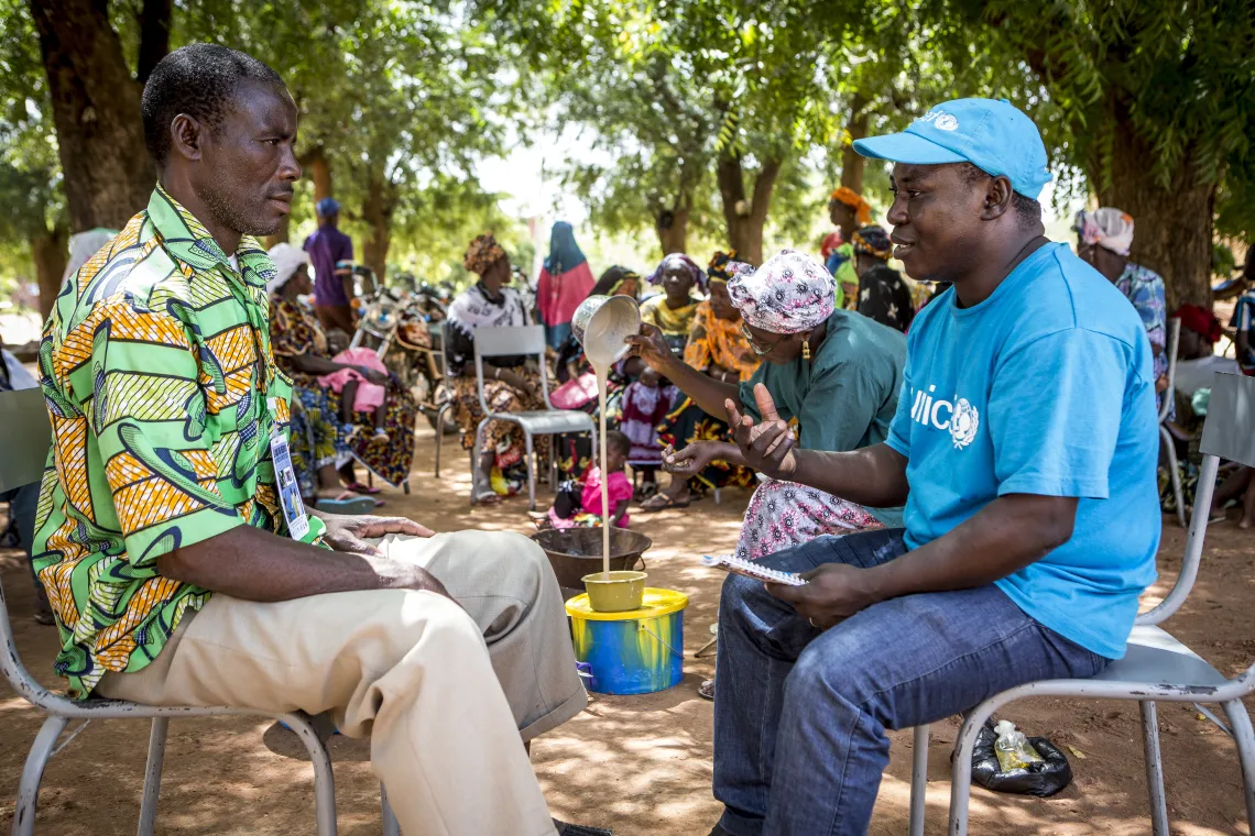 Crescent Dabou administrateur du programme WASH &agrave; UNICEF Sikasso avec Salif Demb&eacute;l&eacute; le pr&eacute;sident du CSCom et un relais communautaire lors de la s&eacute;ance de sensibilisation sur la bouillie enrichie. Village de Soungoumba, commune rurale de Koningu&eacute;, r&eacute;gion de Sikasso, Mali, Octobre 2019.