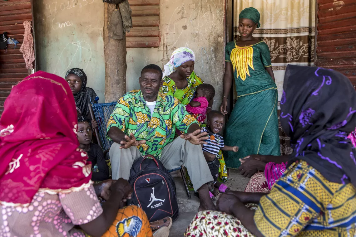 Salif Demb&eacute;l&eacute; pr&eacute;sident du CSCom et relais communautaire, lors d&rsquo;une s&eacute;ance de sensibilisation de porte en porte, afin de sensibiliser les m&eacute;nages sur l&rsquo;importance de se laver les mains au savon et la promotion des bonnes pratiques d&rsquo;hygi&egrave;ne. Village de Soungoumba, commune rurale de Koningu&eacute;, r&eacute;gion de Sikasso, Mali, Octobre 2019