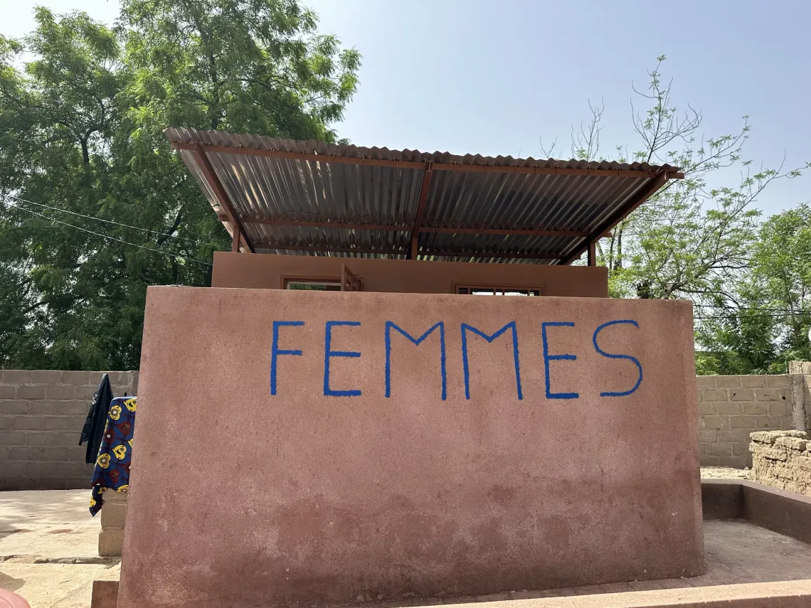 Toilettes pour femmes construites dans le CsCom dans le cadre du projet. Women's toilets built in the CsCom as part of the project.