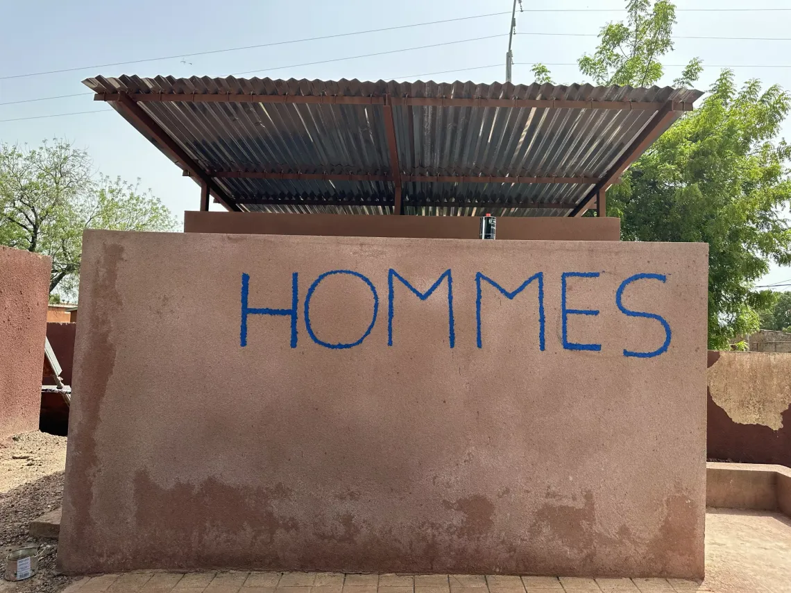 Toilettes pour hommes construites dans le CsCom dans le cadre du projet. Men's toilets built in the CsCom as part of the project.