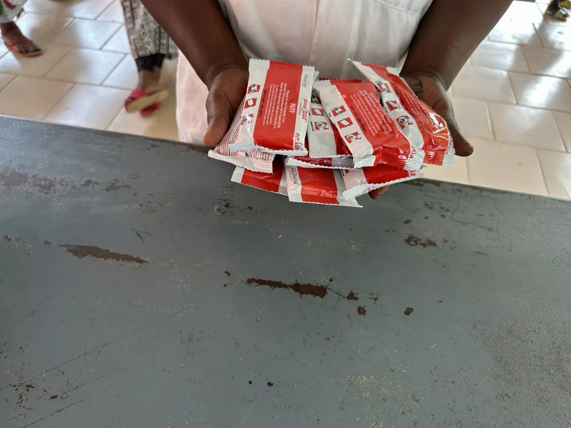 Une agente de sant&eacute; au CsCom de Boidi&eacute; avec des sachets de Plumpy'Nut qu&rsquo;elle distribue hebdomadairement aux parents d&rsquo;enfants souffrant de malnutrition. A health worker at the Boidi&eacute; CsCom with sachets of Plumpy'Nut which she distributes weekly to parents of children suffering from malnutrition.