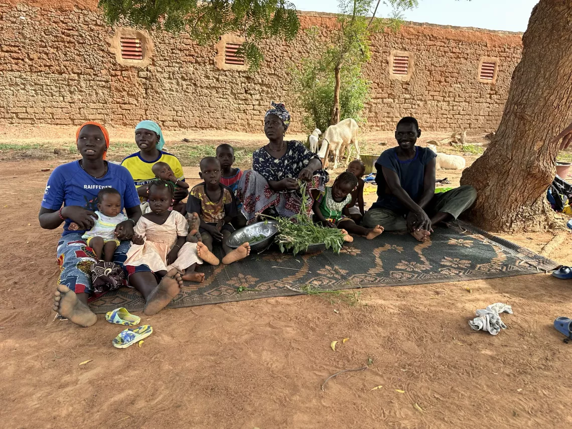 Kadia, une maman refugi&eacute;e Burkinabaise, &acirc;g&eacute;e de 25 ans, ici avec les autres refugi&eacute;s dans leur famille d'accueil, dans la r&eacute;gion de S&eacute;gou. Kadia, a Burkinabe refugee mother, aged 25, here with other refugees in their host family, in the S&eacute;gou region.
