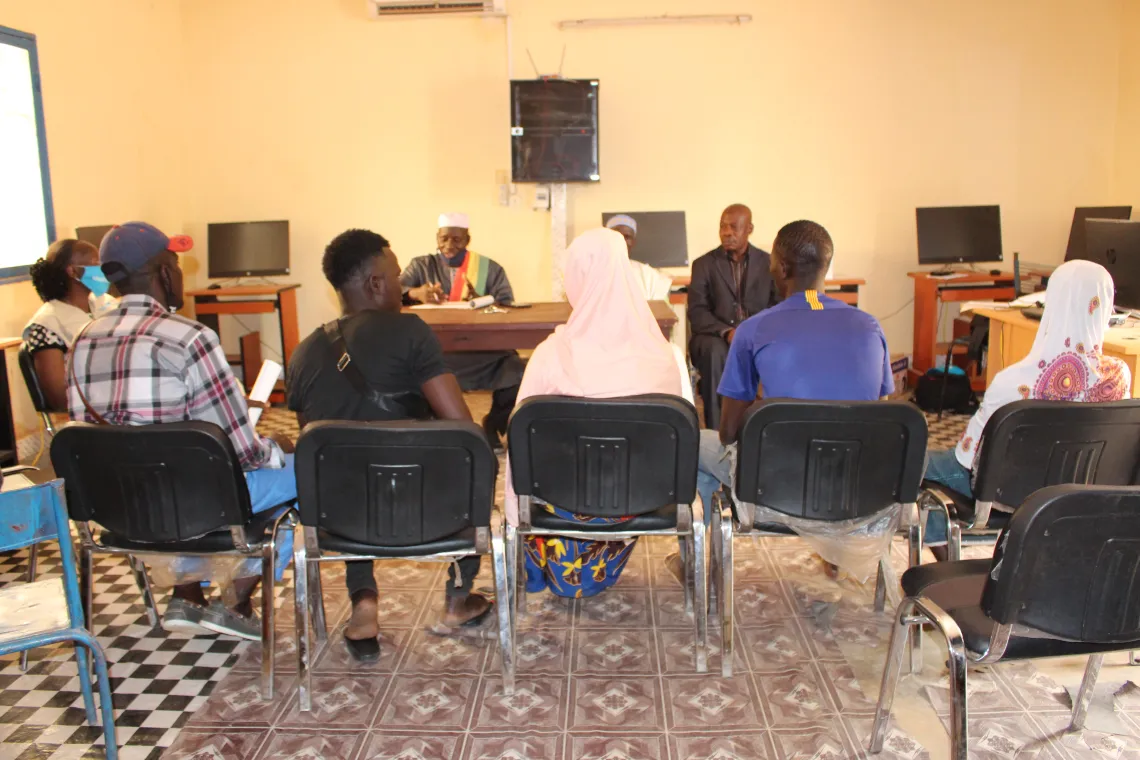 r&eacute;unions comme celle-ci dans le district de Fakola suivent &eacute;galement le m&ecirc;me mod&egrave;le de maintien de l&rsquo;attention et de l&rsquo;engagement de tous les membres de la communaut&eacute;. 