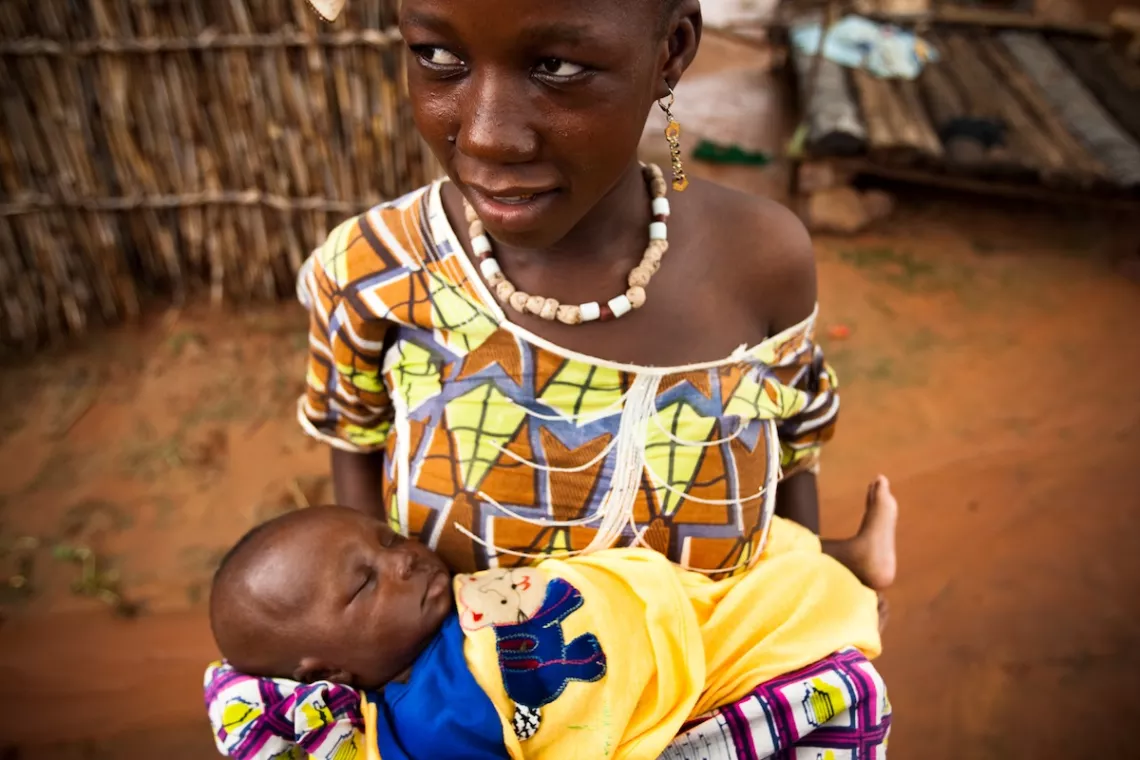 Arama Coulibaly 15 ans porte son nouveau-né de 20 jours.