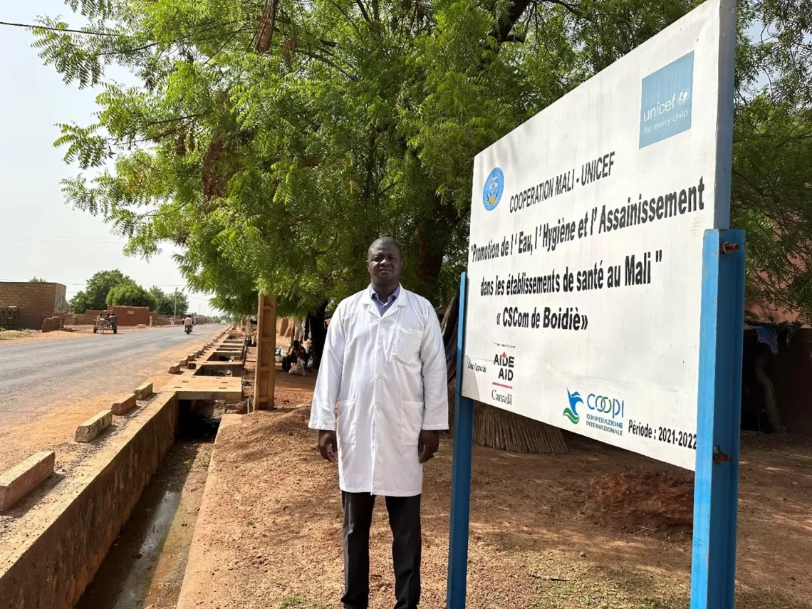 Le Directeur du CsCom de Boide, Dr. Alioune Samake, ici devant le CsCom pr&ecirc;t &agrave; d&eacute;marrer sa journ&eacute;e de travail.