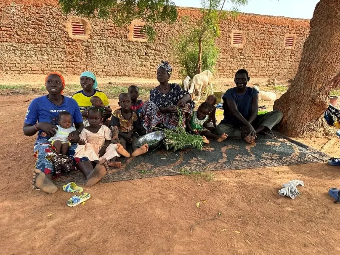 Kadia, une maman refugi&eacute;e Burkinabaise, &acirc;g&eacute;e de 25 ans, ici avec les autres refugi&eacute;s dans leur famille d'accueil, dans la r&eacute;gion de S&eacute;gou.