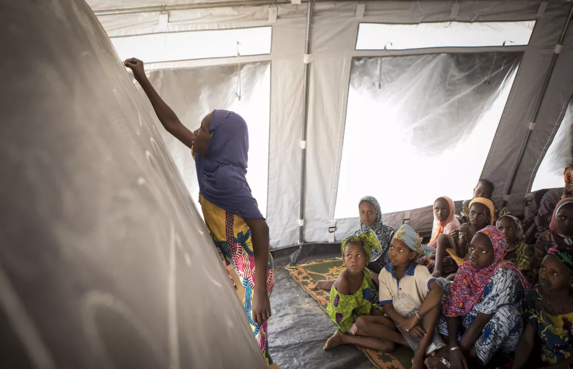 Rokiyatou écrit sur le tableau noir dans un espace d’apprentissage temporaire mis en place par l’UNICEF dans la région de Mopti au Mali. 