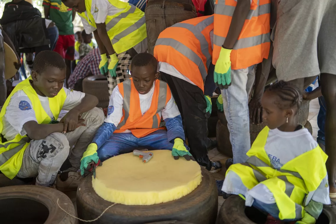 Un groupe d&rsquo;enfants de zones rurales et des &eacute;l&egrave;ves sourds-muets lors de l&rsquo;atelier de recyclage organis&eacute; par les Jeunes Voix du Sahel Mali &agrave; la cite des enfants &agrave; Bamako. 