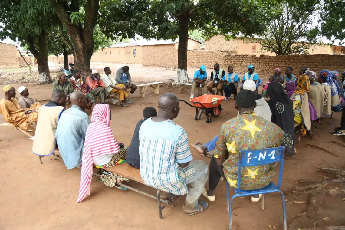 Le comit&eacute; villageois de fachoribougou en r&eacute;union d&rsquo;information avec le staff de UNICEF.