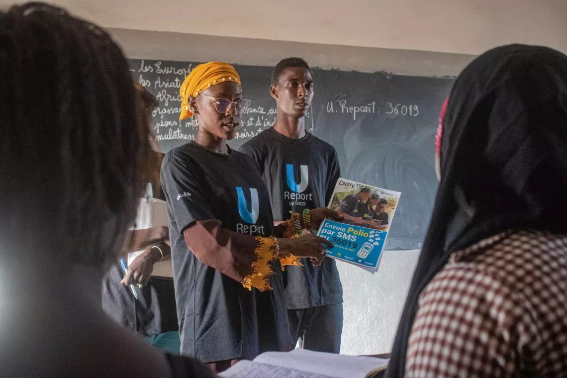 U-Reporters de Sikasso sensibilisant &agrave; travers une chatbot U-Report sur la polio dans un &eacute;tablissement scolaire   U-Reporters in Sikasso are raising awareness about polio through a U-Report chatbot in a school. 