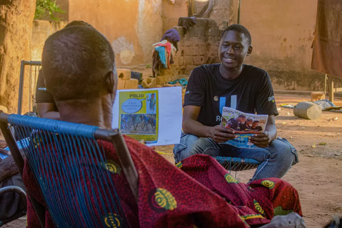 Ahmed SOUARE, U-Reporter de Sikasso sensibilisant un chef de m&eacute;nage sur la polio
