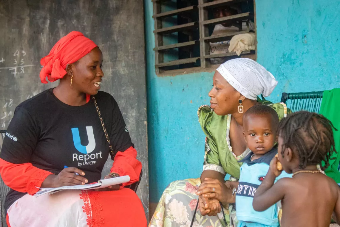 Ramata Kon&eacute;, U-Reporter de Sikasso sensibilisant une m&egrave;re de deux enfants sur la polio.