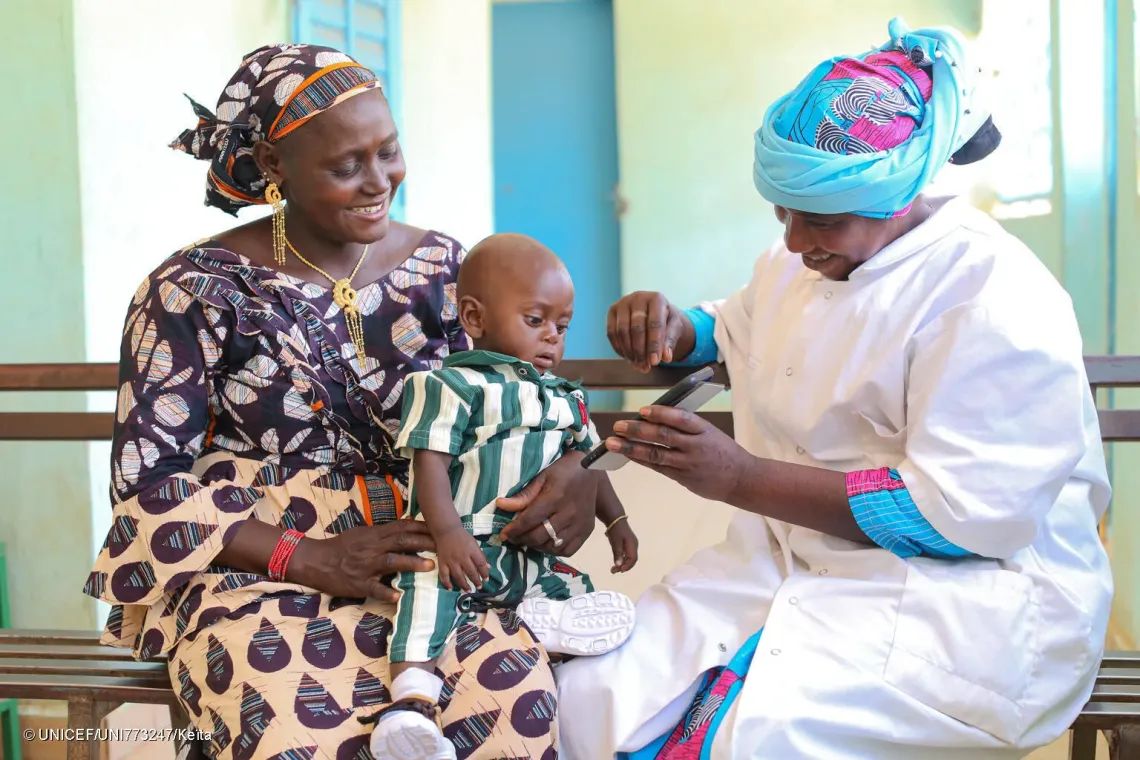 Oumou Sissoko, a young mother, expresses her deep gratitude to Nafissatou Camara, an obstetric nurse at the Ambidedi-Kor&eacute; Community Health Center, for facilitating her the safe deliveries of her 6-month-old and 3-year-old children. 