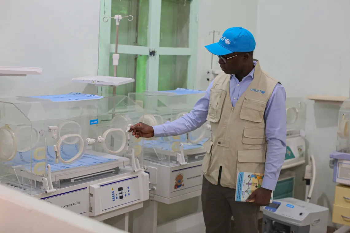 Ici le Dr Kounindiou Dolo, sp&eacute;cialiste sant&eacute; de l&rsquo;UNICEF &agrave; Tombouctou, lors d&rsquo;une visite de suivi &agrave; l&rsquo;unit&eacute; de n&eacute;onatologie de l&rsquo;h&ocirc;pital pour v&eacute;rifier l&rsquo;&eacute;tat des &eacute;quipements fournis par l&rsquo;UNICEF. 