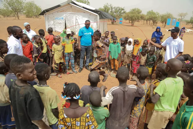 Sie Kambou Child protection specialist programme section Mopti, admire les enfants des d&eacute;plac&eacute;s internes de Diaba qui sont en train de jouer &agrave; la corde.