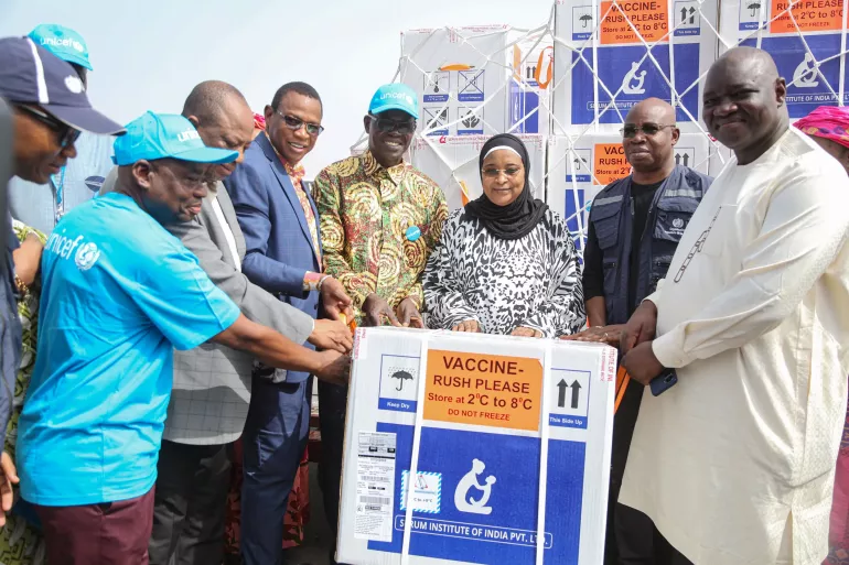 L'UNICEF et l'OMS ont rejoint Madame le Ministre de la Sant&eacute; et du D&eacute;veloppement Social, le Colonel Assa Badiallo TOURE, &agrave; l'a&eacute;roport international Modibo Keita de Bamako pour accueillir les doses de vaccin contre le paludisme.