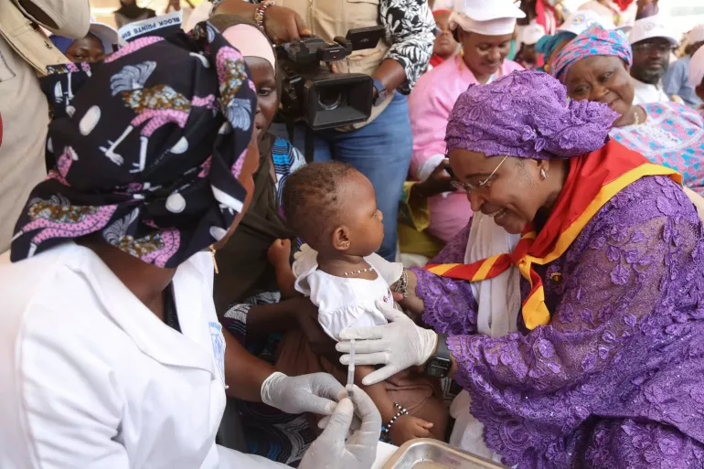 Aichata Amadou 11 months, received the first dose of malaria vaccine in Mali from the Minister of Health and Social Development, Colonel Assa Badiallo TOURE.