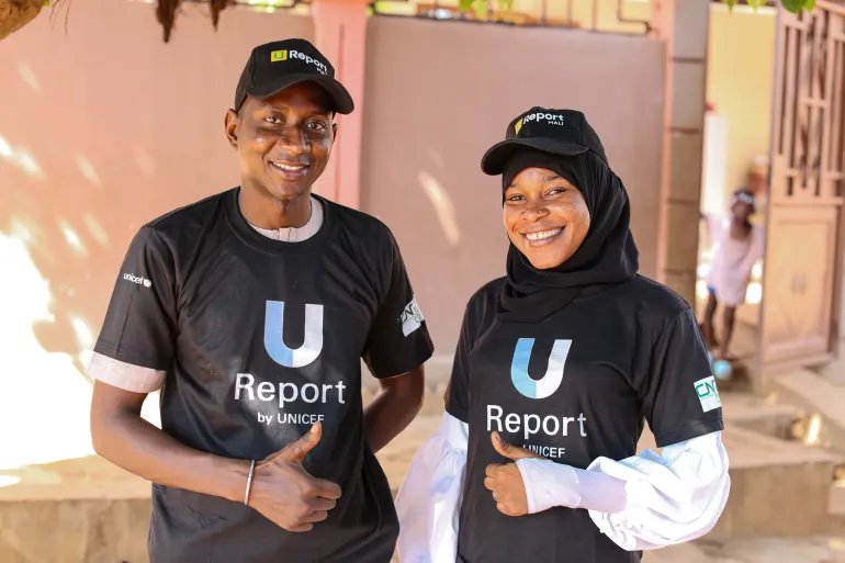 Ureporters posant pour une campagne de sensibilisation