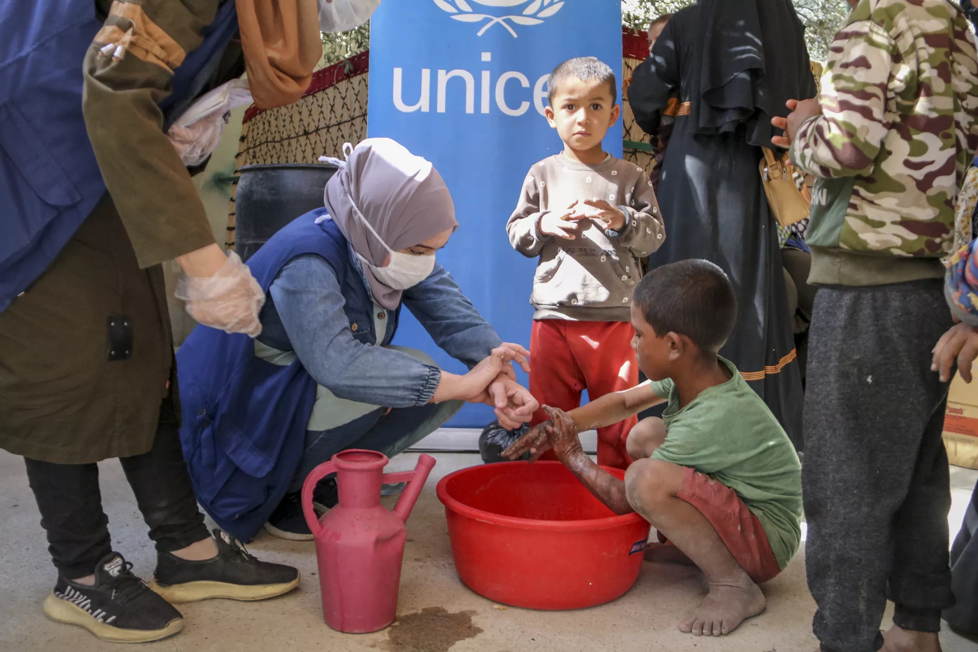 woman-children-washing-hands