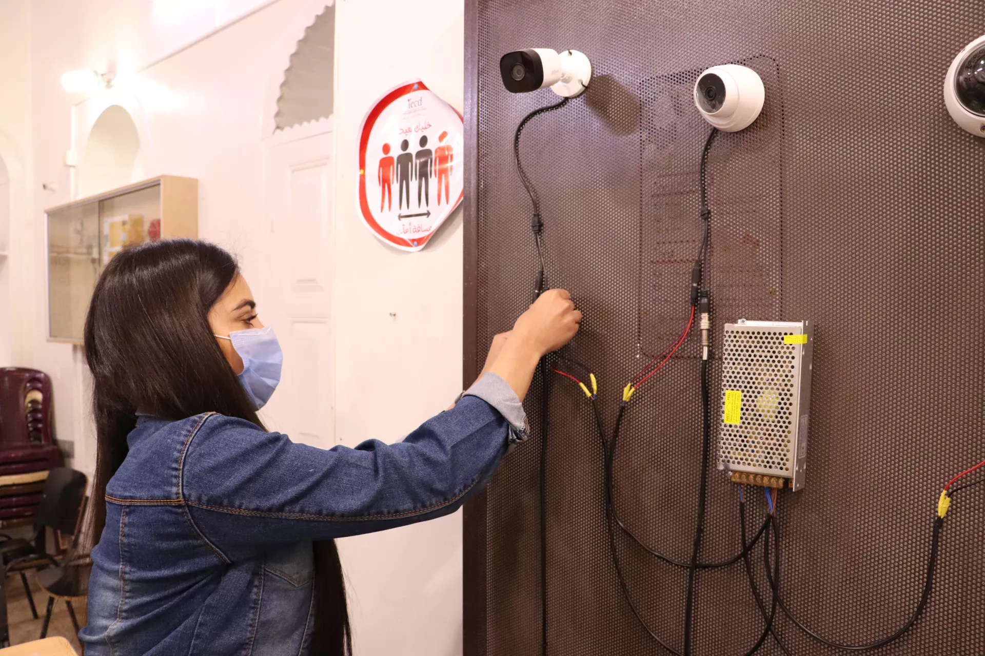 Madeleine participates in a course on computer networks maintenance