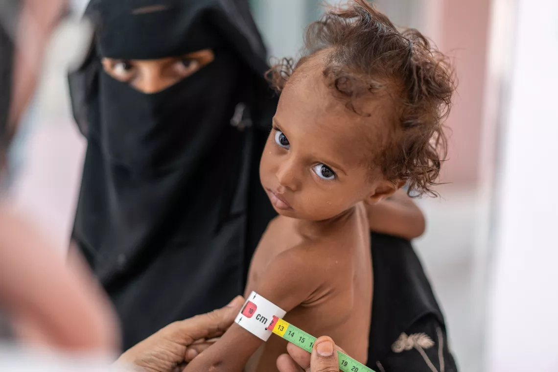 Wardah Awad, 25 years old, with her child Gosson Ibrahim, aged 1 year and a half, who has been in the hospital for five days.