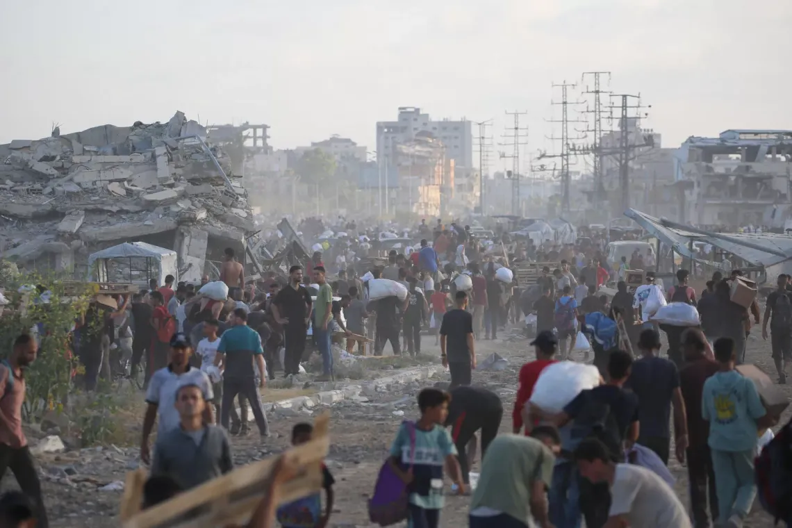 Gaza. People gather a distribution point near Netzarim.