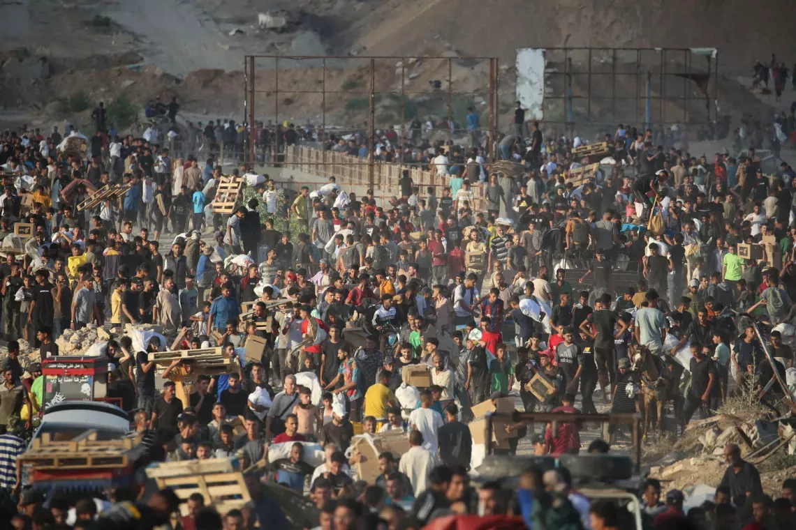 Gaza. Gazans in the vicinity of a distribution point near Netzarim.