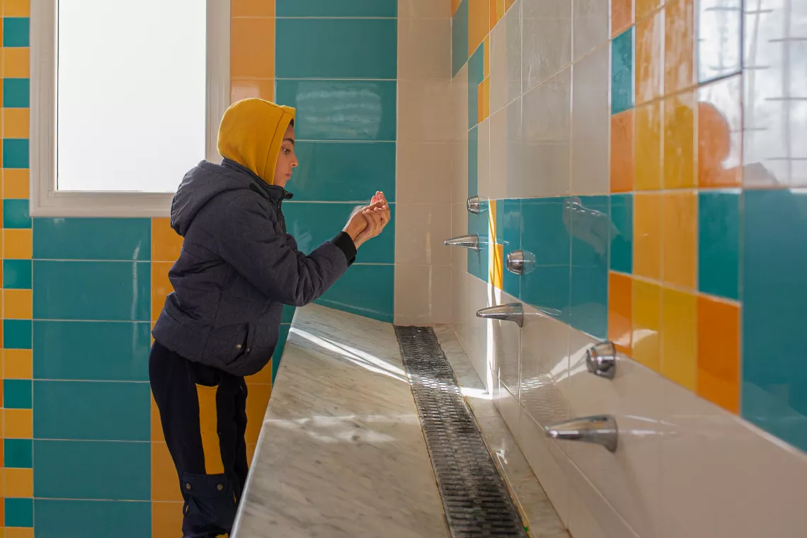 The renovated sanitary block was tailor-made for children. The water faucets are at different heights so that children of different ages can comfortably reach them, and they turn off automatically, the walls are colorful, the toilets are attached to the wall but not to the floor so they can be easily cleaned, and plenty of light goes in, but the space remains private. /Kesra, Siliana.