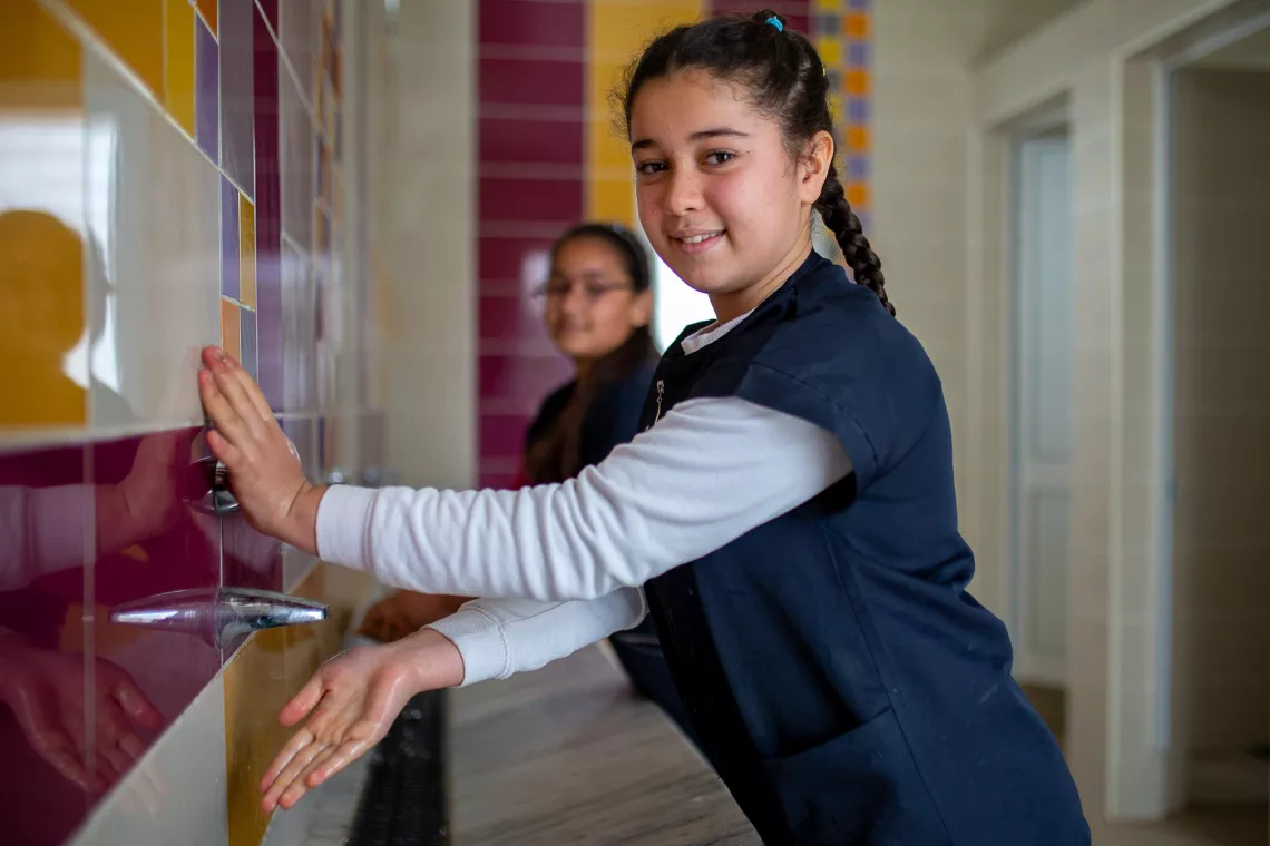 To open the tap, children push a button and water starts running for a few seconds so they can wash their hands. This mechanism prevents water from being wasted. The toilets are all private. For young girls, access to good sanitary infrastructure can be a big deciding factor for whether they remain at school. /Zouaouine, Bizerte. 