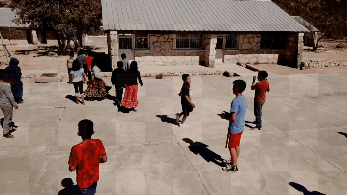 Ni&ntilde;os y ni&ntilde;as en el patio de una escuela juegan en un d&iacute;a soleado