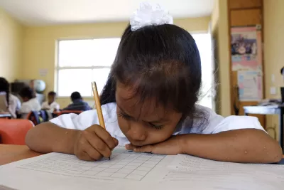 Ni&ntilde;a de una comunidad en Guerrero escribiendo en su cuaderno