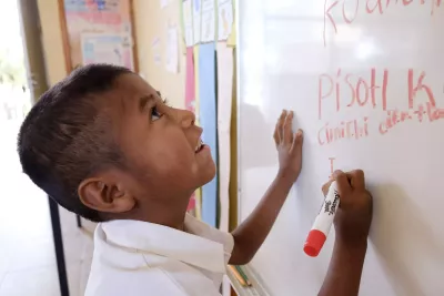 ni&ntilde;o en Guerrero, escribiendo en el pizarr&oacute;n de su clase
