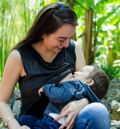 Una mam&aacute; amamantando a su beb&eacute; en el exterior