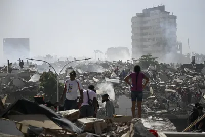 Voluntarios buscan posibles v&iacute;ctimas en un edificio colapsado tras dos terremotos consecutivos en Caraballeda, estado de La Guaira, Venezuela