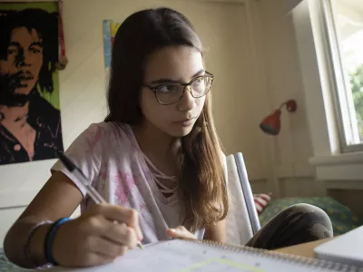 Adolescente tomando clases en l&iacute;nea