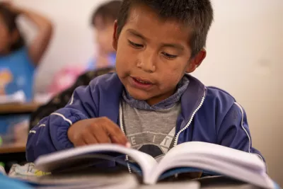 Un ni&ntilde;o de Chihuahua usando su libro biling&uuml;e en tarahumara y espa&ntilde;ol