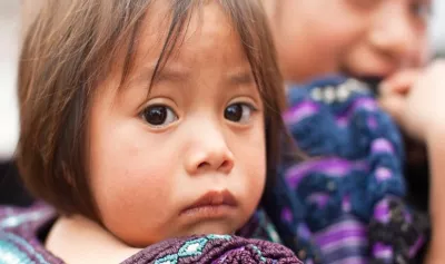 Ni&ntilde;a peque&ntilde;a mira a la c&aacute;mara