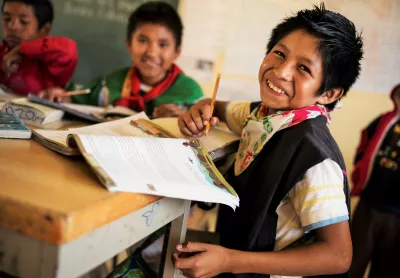 Ni&ntilde;os ind&iacute;genas asisten a la escuela.
