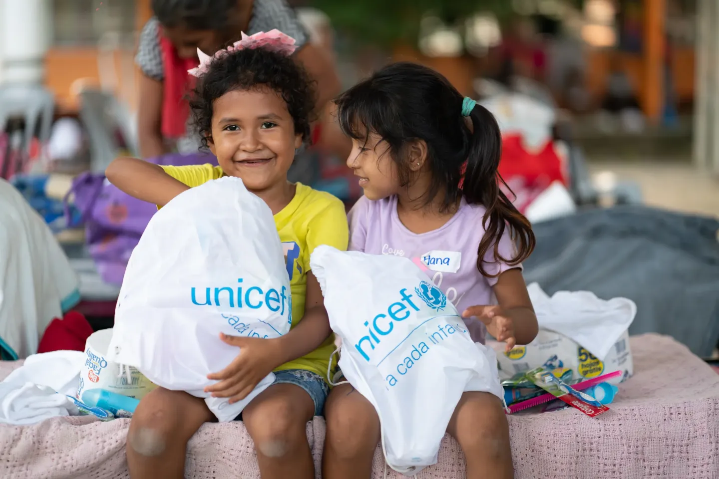 dos ni&ntilde;as con kits de higiene suministrados por UNICEF