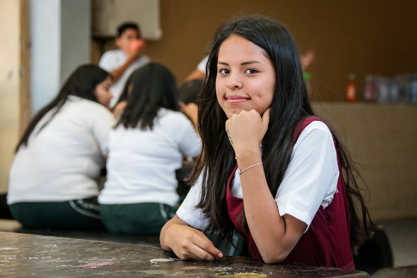 Una adolescente mirando a la c&aacute;mara
