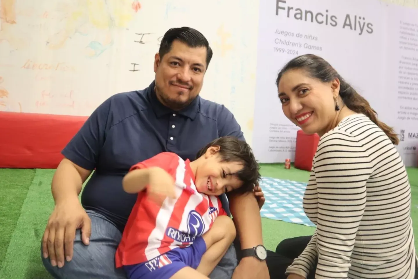 Familia en la FIL de Guadalajara en actividades para ni&ntilde;os y ni&ntilde;as
